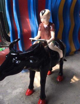 Tượng bé cưỡi trâu đọc sách